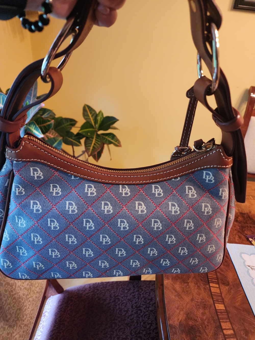 👜 Dooney & Bourke Monogram Shoulder Bag – Very Good Condition - Picture 2 of 7